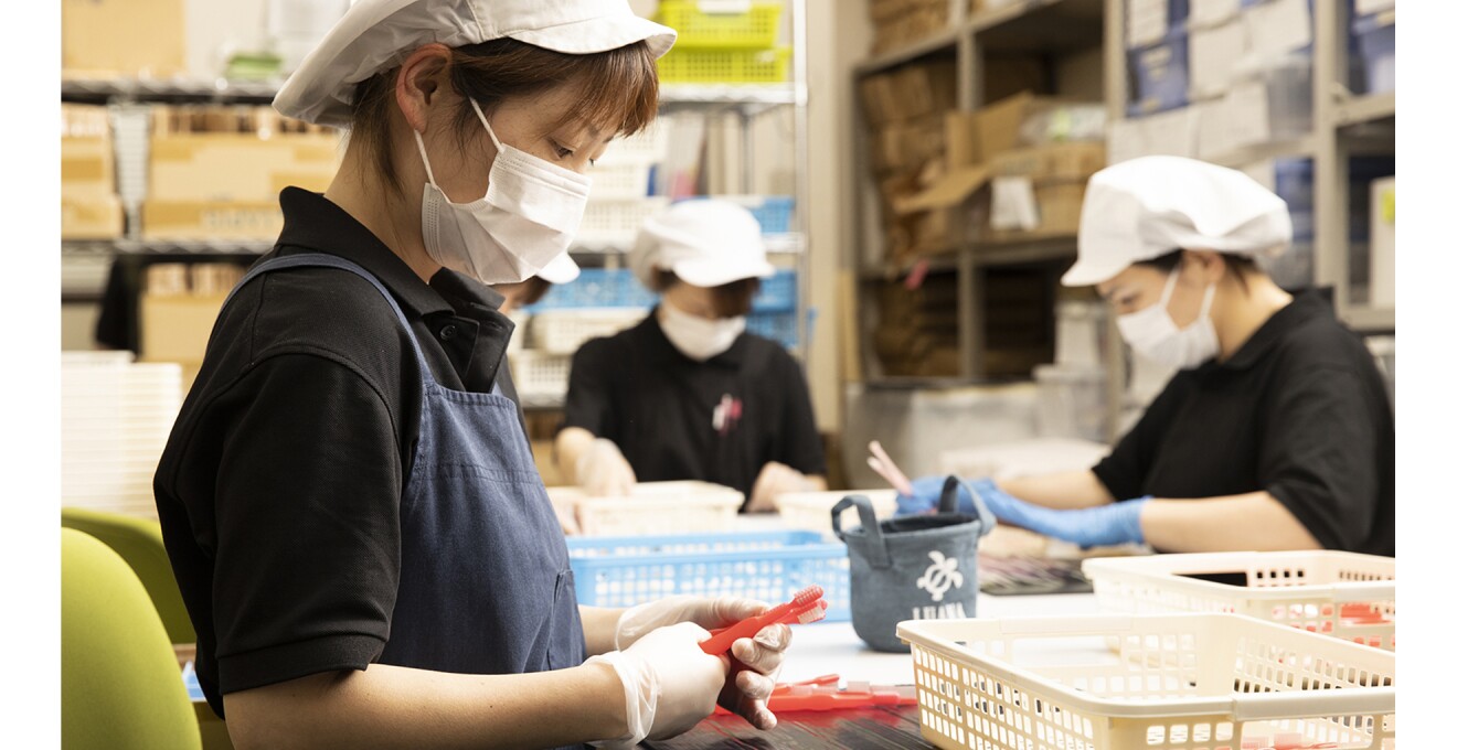 複数のスタッフが1つ1つ検品をしている写真