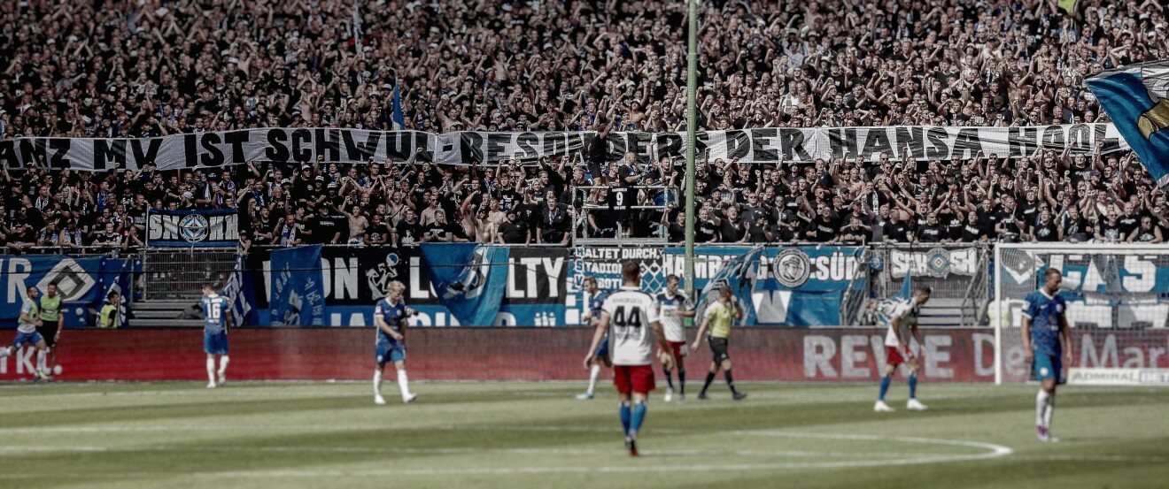 Ein von den Zuschauern während eines Fußballspiels hochgehaltenes Spruchband: "Ganz MV ist schwul - besonders der Hansa Hool". MV ist die Abkürzung für Mecklenberg-Vorpommern, dem Bundesland, dem die Stadt Rostock angehört.