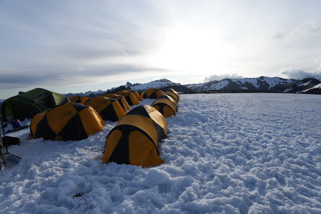 Zelte in einer Schneelandschaft. 