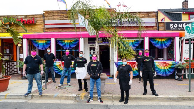 亚马逊捐赠食物当地救援人员和雇佣当地餐馆房地美的酒吧和烧烤HQ2位置准备饭菜