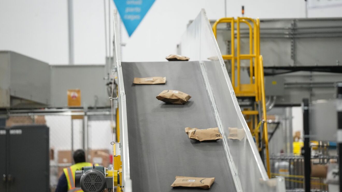 packages coming down on a conveyor belt