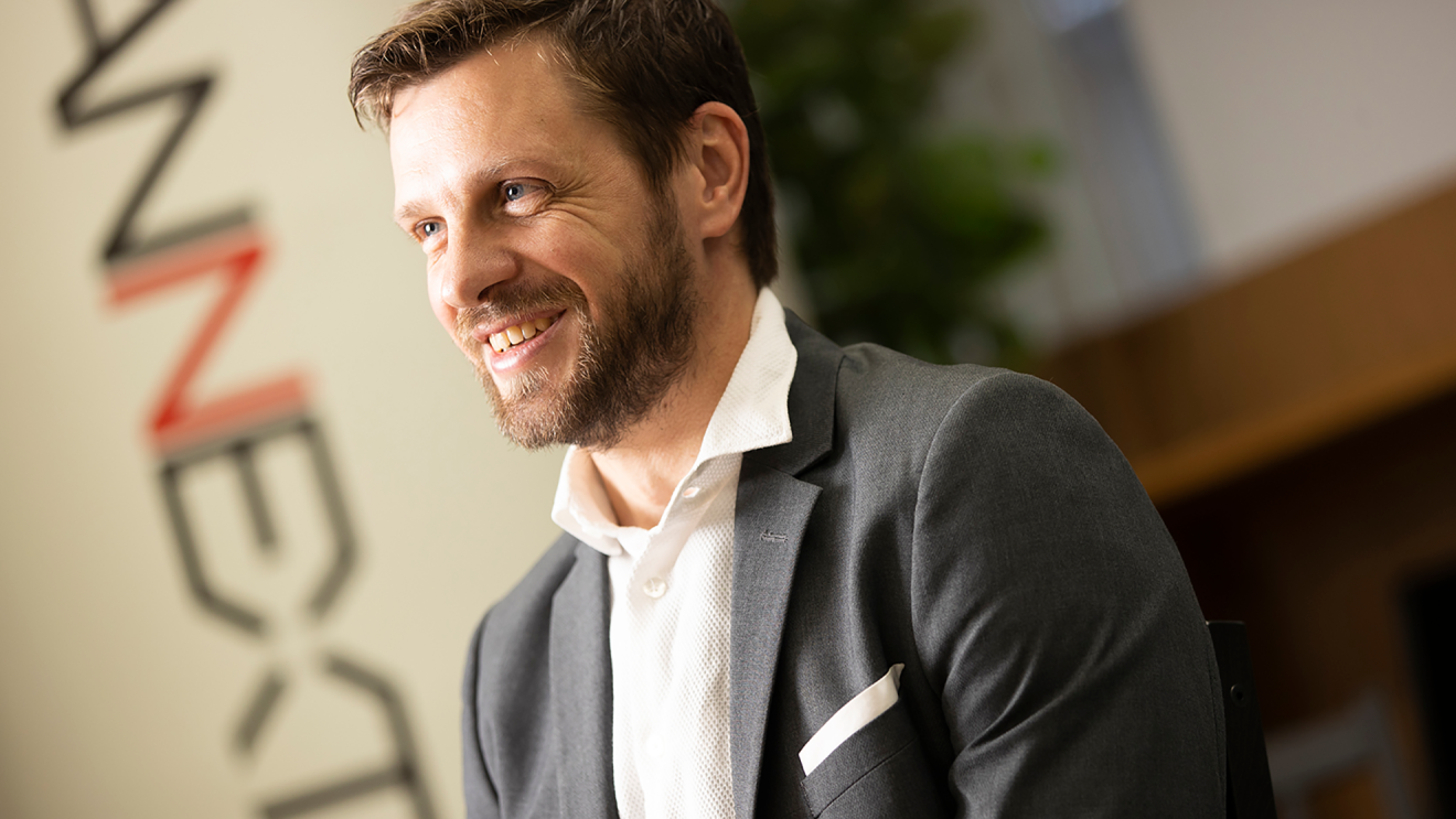 嬉しそうに話すサムエルさんの写真