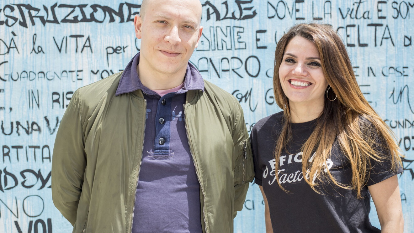 Alexandra Corona, educatrice della  Biblioteca di Scampia, insieme a un membro dell'Associazione R(esistenza) Anticamorra