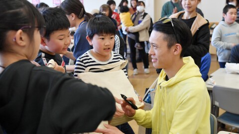 こどもたちにサインをする竹内択選手(ソチ五輪スキージャンプ団体銅メダリスト)