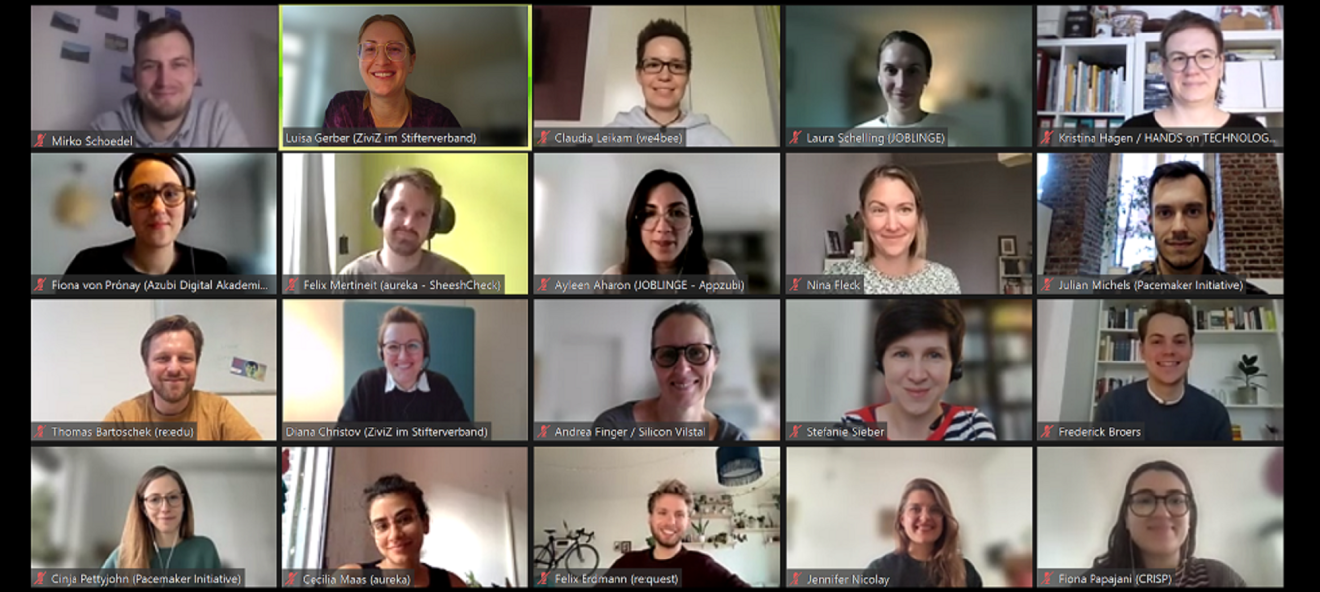 Screenshot einer Videokonferenz zahlreicher digital-engagiert-Teilnehmer:innen