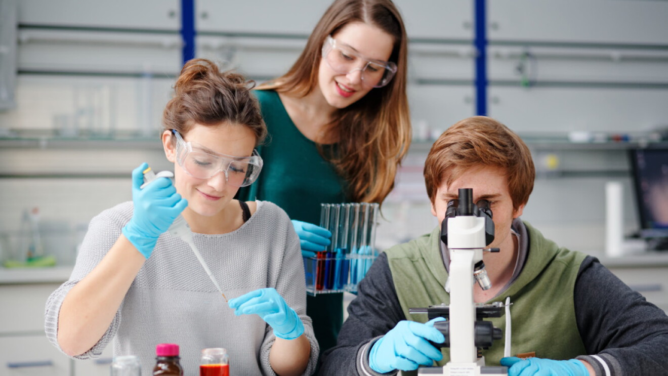Schüler experimentieren im Chemielabor