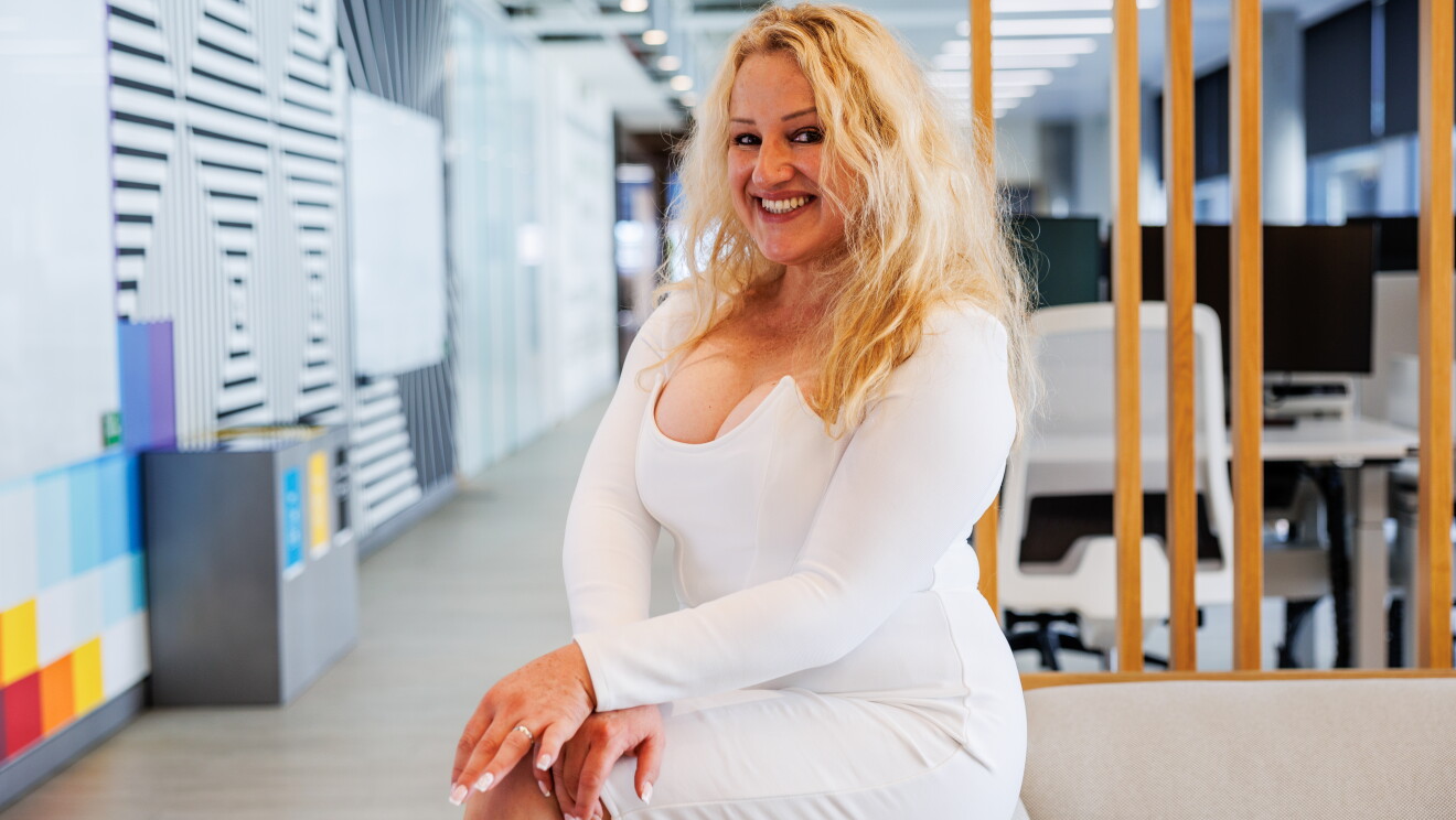 Niurka Gibaja, vocal de la junta directiva de la Federación Estatal LGTBIQA+ (FELGTB) poasndo en las oficins de Amazon en Madrid. 