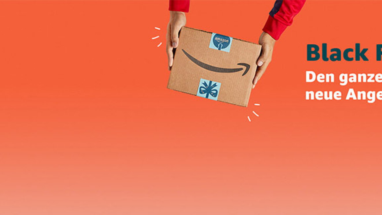 Black-Friday_Cyber-Monday Amazon Paket vor orangenem Hintergrund