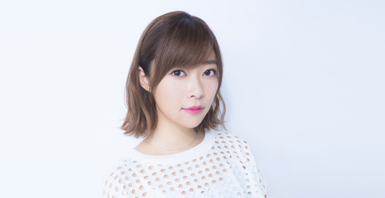 ブラウンカラーのボブヘア―の女性が涼しげな白いメッシュのTシャツを着ている。指原莉乃さん