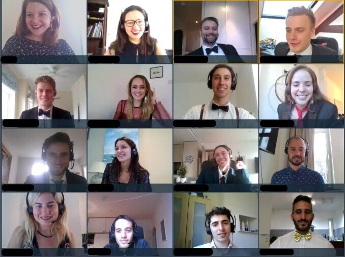 Männer und Frauen mit Headsets in einer Videokonferenz lachen in die Kamera.