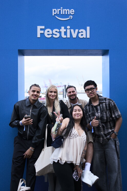 Besucherinnen und Besucher machen Fotos beim Prime Festival 2026