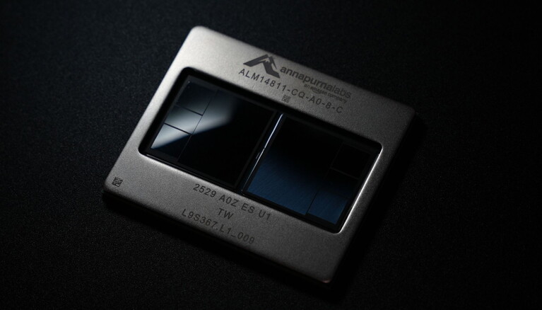 黒い背景に、チップのような四角く銀色のパーツ。銀色のプレートの中央が黒いモニターのように見える。