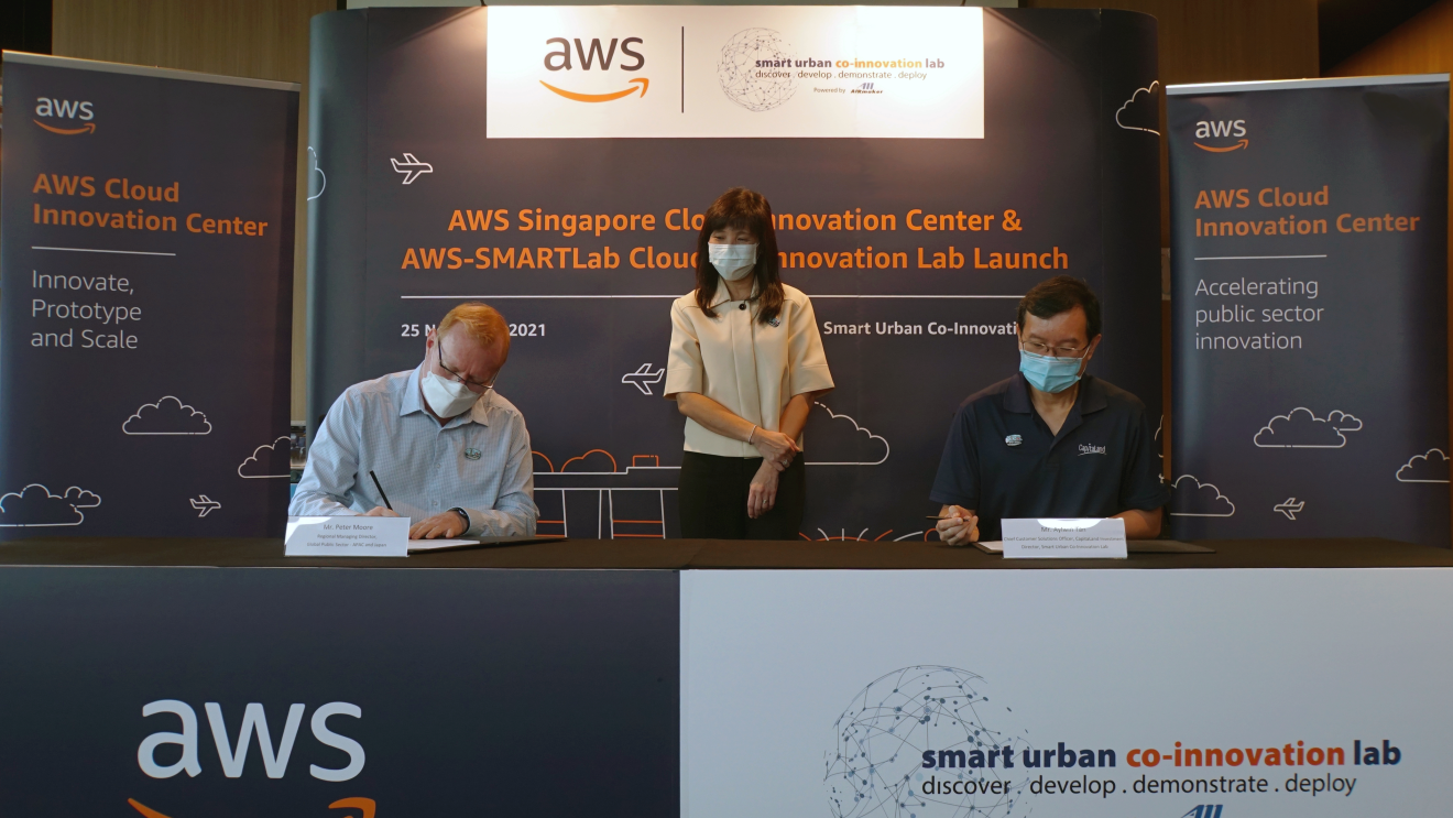 Executives signing the collaboration agreement