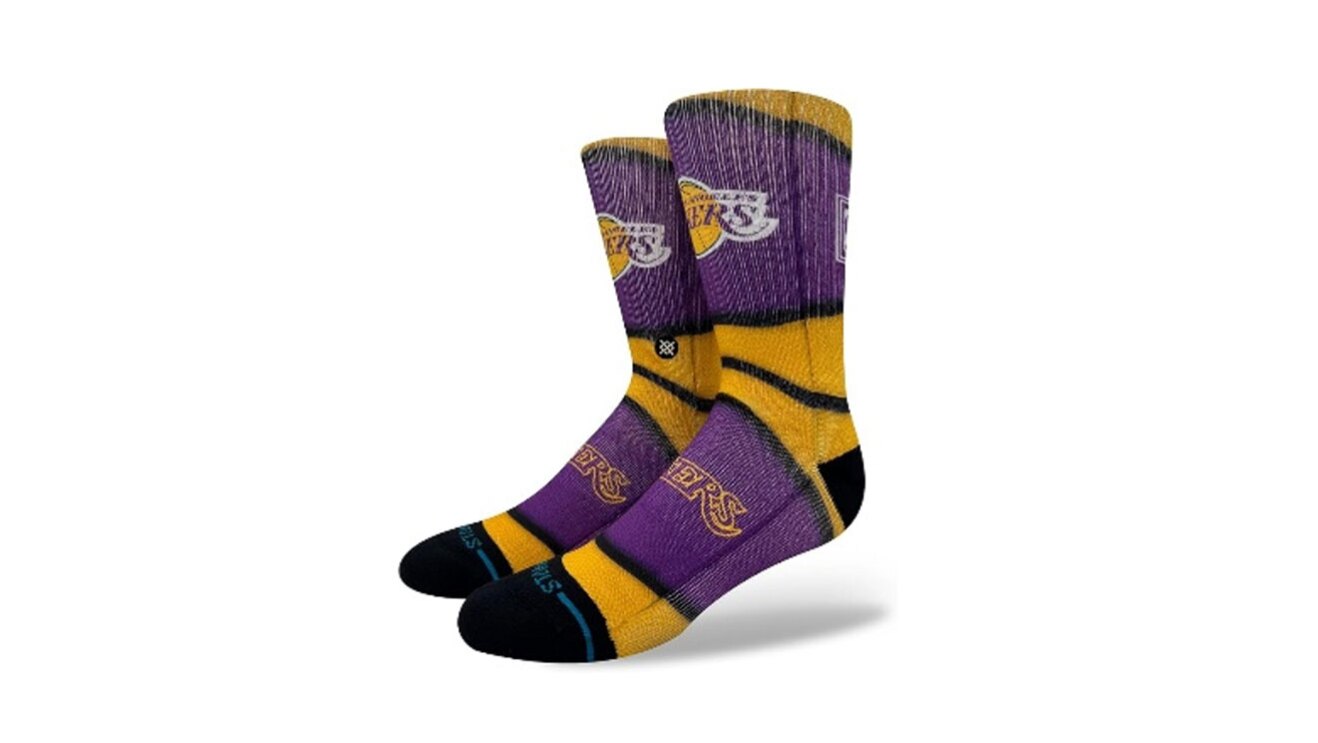 白背景に黄色と紫のソックス。つま先とかかとの部分は黒。