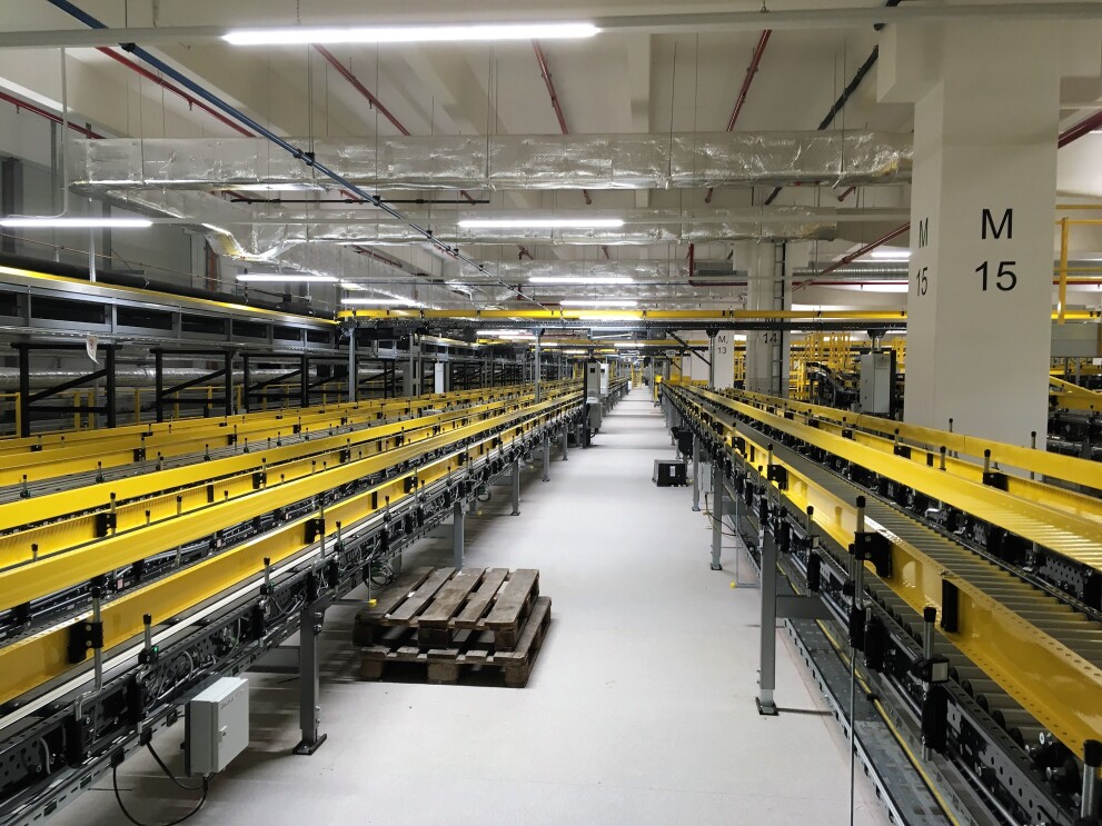 Gelbe Förderstraßen im Logistikzentrum