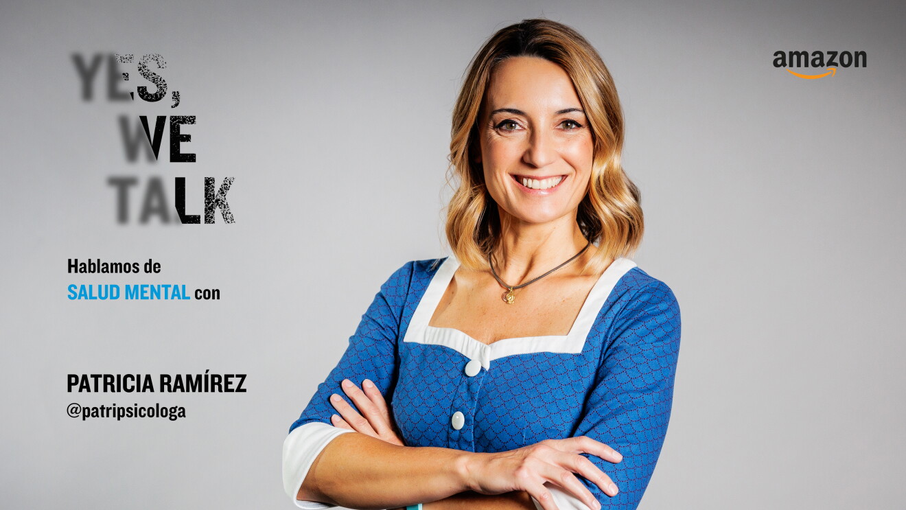 La psicóloga Patricia Ramírez posando con el logo de Amazon y d ela campaña Yes we talk. 