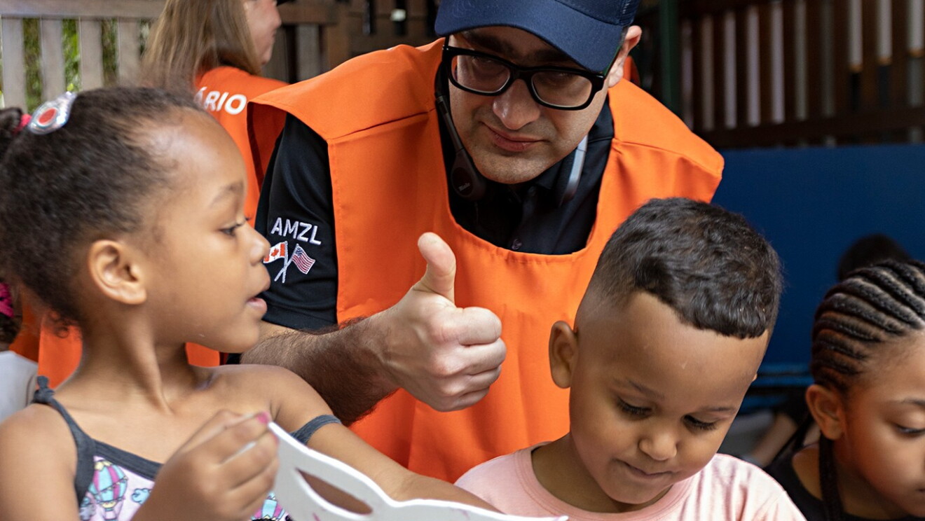 Como a Amazon Brasil tem impactado positivamente as comunidades onde tem operação e seus funcionários vivem
