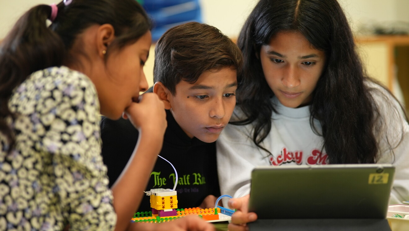 Alumnos de secundaria en el taller de programación. 