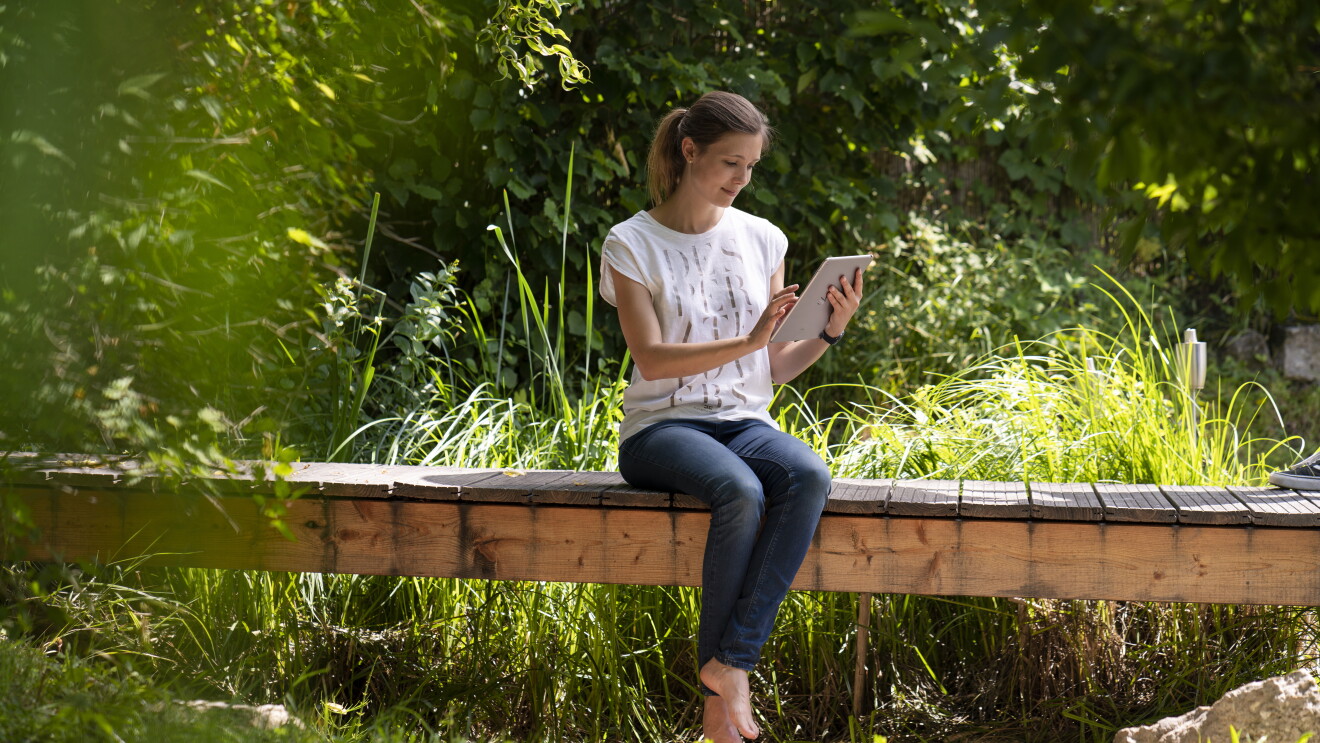 Eine junge shoppt online am Prime Day