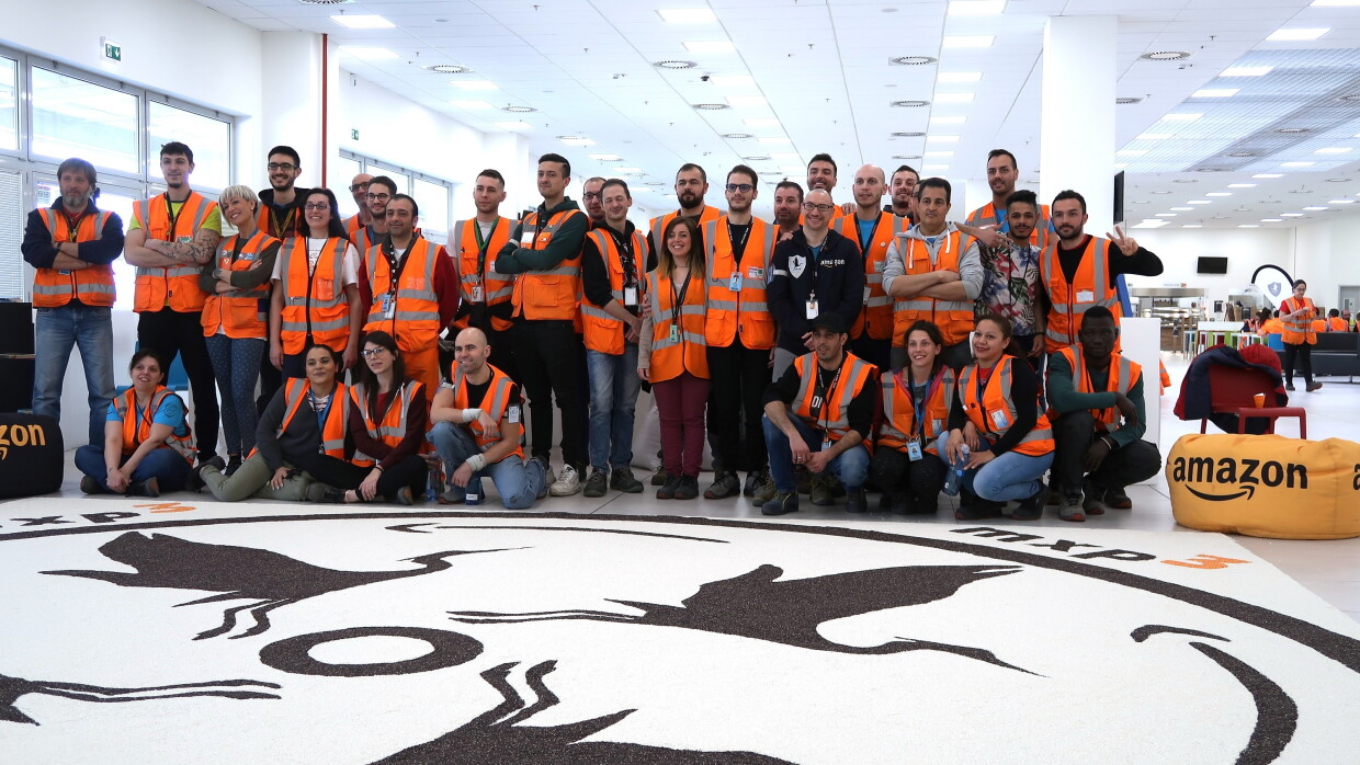 Dipendenti del centro di distribuzione Amazon di Vercelli con il Mandala da loro creato