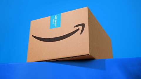 Una box di Amazon su sfondo blu