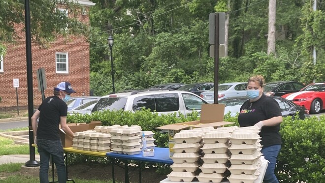 亚马逊捐赠食物当地救援人员和雇佣当地餐馆房地美的酒吧和烧烤HQ2位置准备饭菜