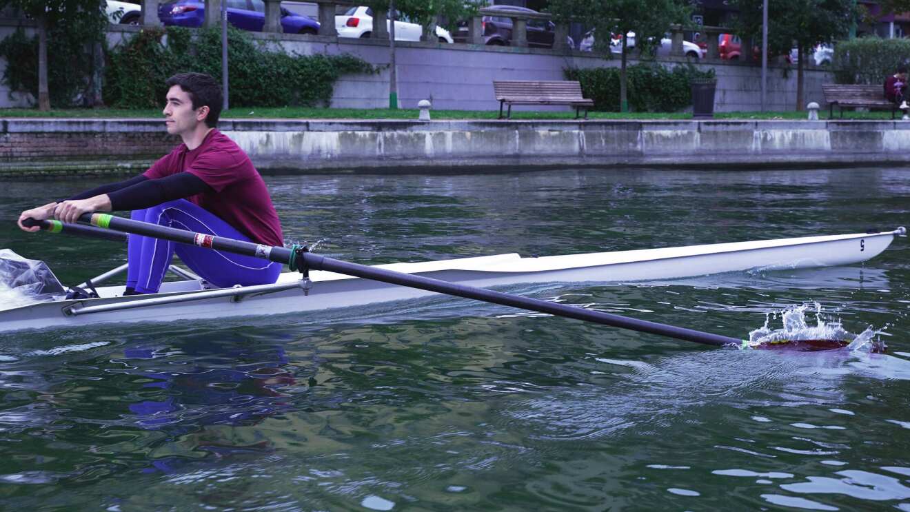 “Pratico il canottaggio a livello agonistico da quando ho 9 anni. Uno sport tosto, di fatica, che mi ha insegnato a essere tenace, resistente, a non arrendermi mai e ad amare le sfide. Lezione che ho applicato sul lavoro.” Dario Venditti