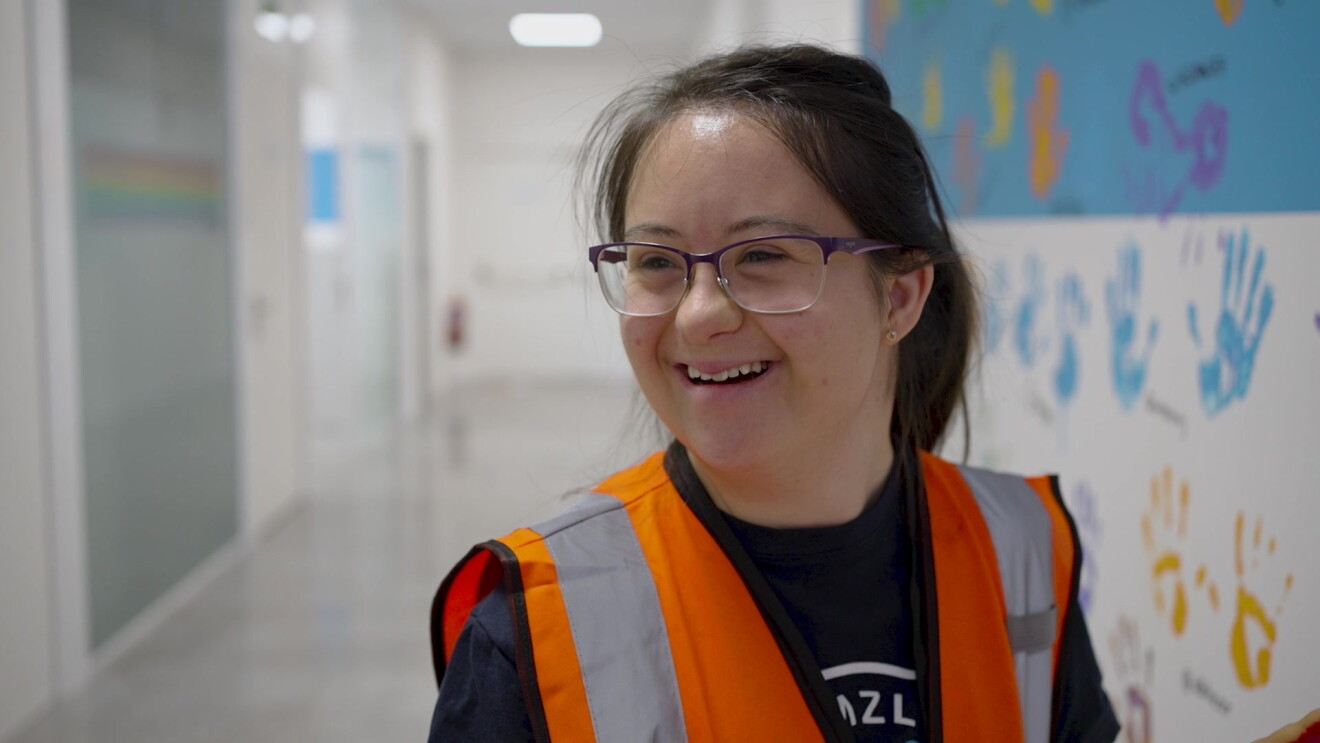 Irene, empleada de Amazon en Zaragoza. Momento de la entrevista de Irene respondiendo preguntas. 
