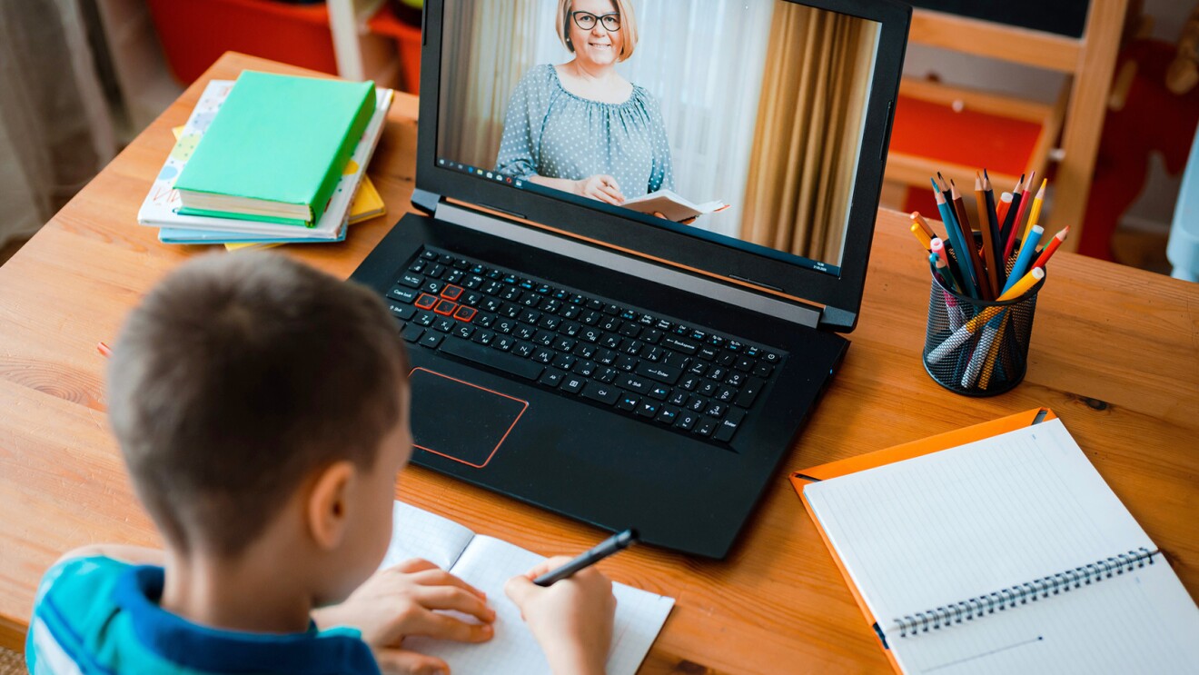 孩子们在虚拟学校里做作业的画面。