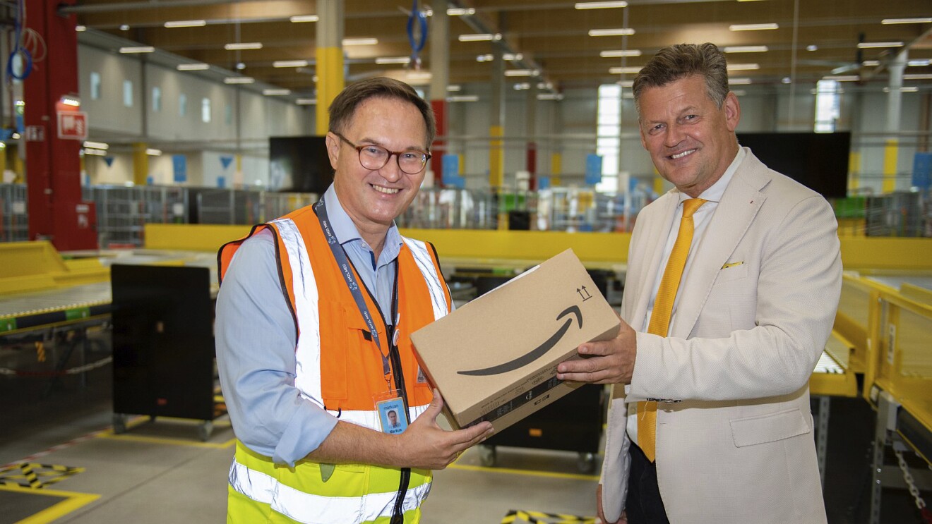 Markus Neumayer von Amazon Logistics und Klagenfurts Bürgermeister Christian Scheider (rechts)