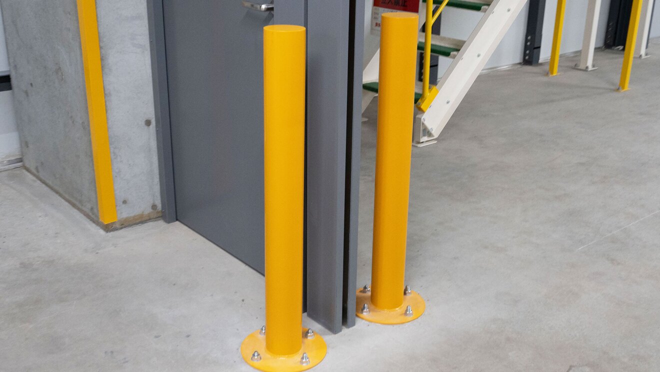 ドアの近くに設置された黄色いポール