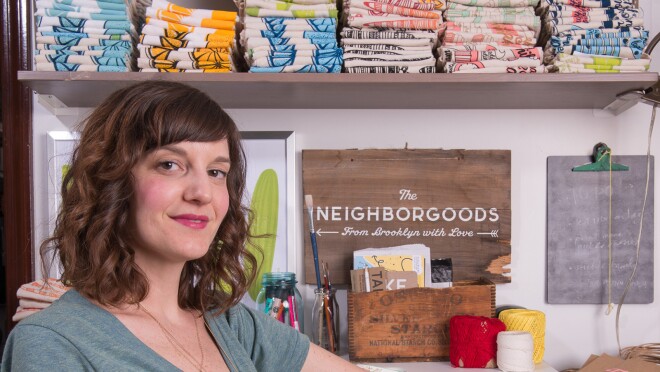 手工制作的小型企业卖家在亚马逊对着镜头微笑