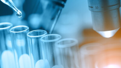 Primo piano di fialette di vetro in un laboratorio di ricerca