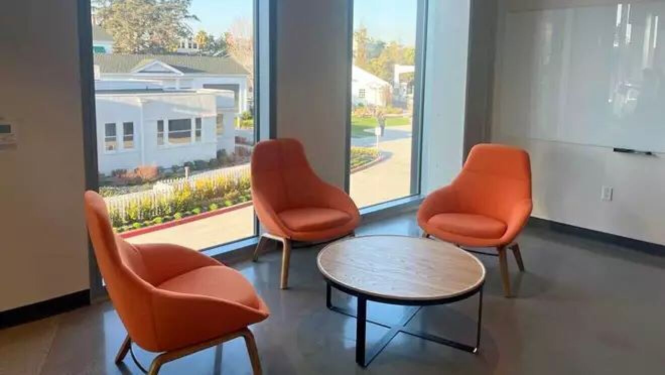 休憩スポットに3つのオレンジ色の椅子とコーヒーテーブルが置かれている。