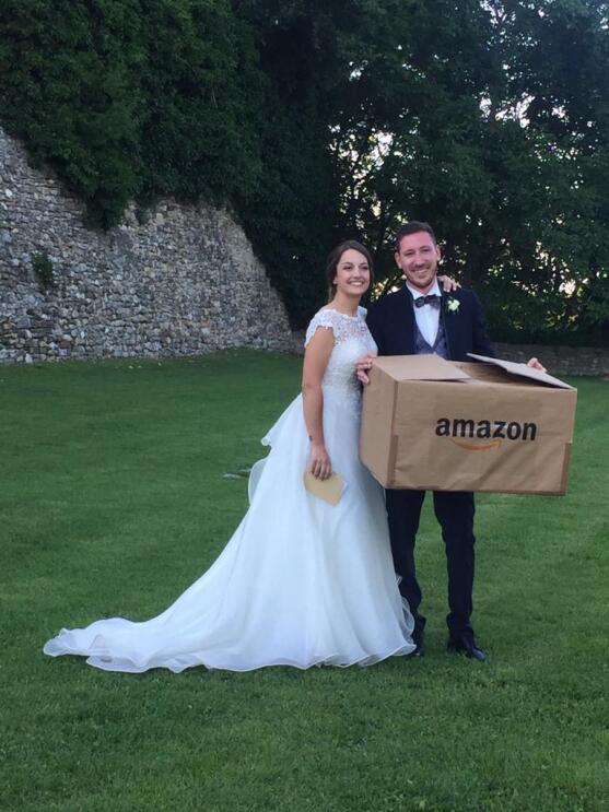 Coppie di dipendenti Amazon sorridono o si abbracciano, mentre celebrano la propria relazione.