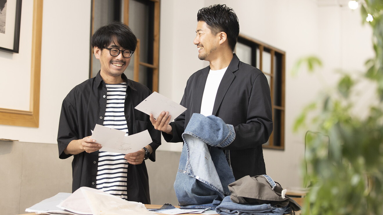 商品を手に取り二人の男性が話をしている