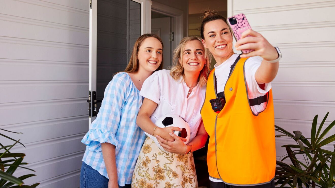 Mackenzie Arnold taking a wefie with fans Emily and Chloe Taylor.