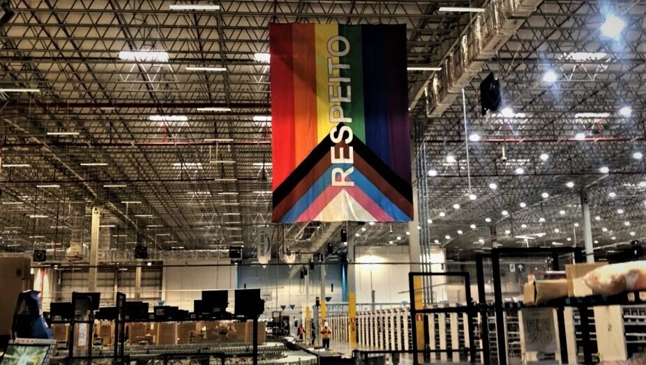 Pride Flag no Centro de Distribuição