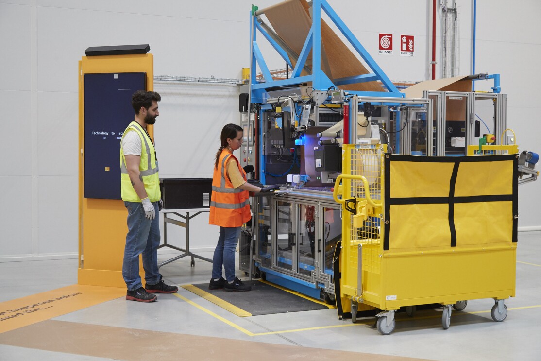 A visitor of the lab tries out the automated packaging technology.