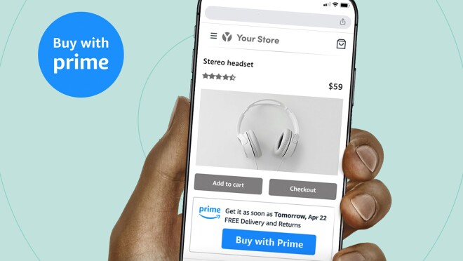 一只手拿着屏幕上有亚马逊“Prime购买”功能的手机。有人正在购买带有新功能的耳机。屏幕左侧有一个蓝色文本泡泡,上面写着“用Prime购买”。