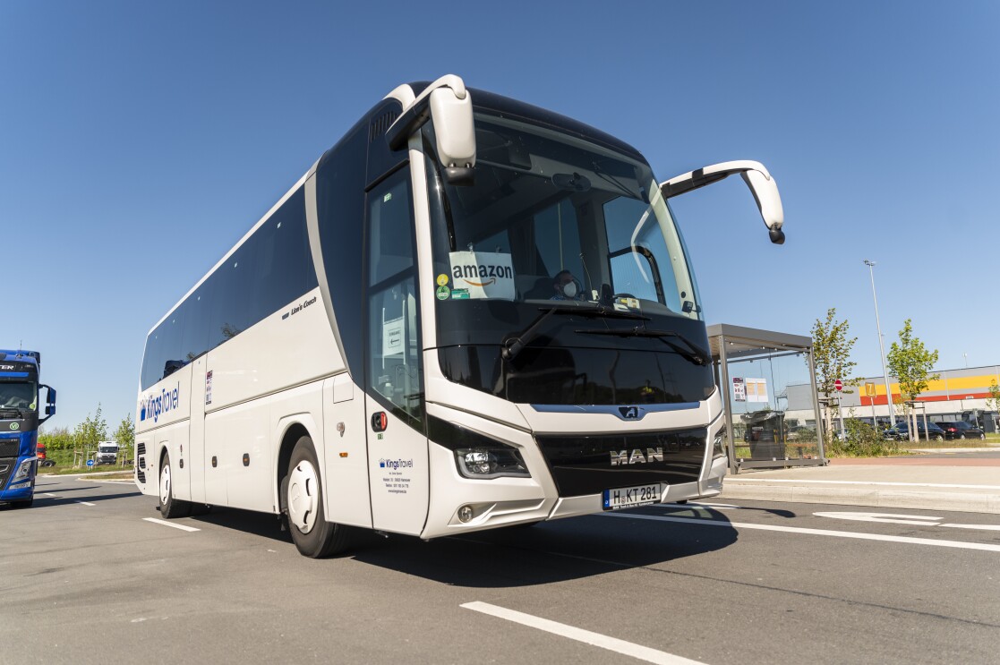 Bus mit Amazon Schild