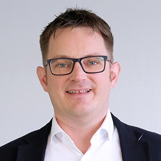 Porträtfoto von Thorsten Behrens vom Österreichischen E-Commerce-Gütezeichen mit hellem Hintergrund.