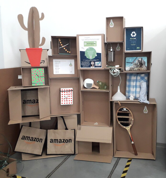 Corner nel centro di distribuzione di Vercelli realizzato con materiali di riciclo, come scatole. 