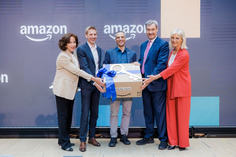 Amazon MUC21 OfficeOpening Gruppenbild mit u.a. Markus Söder und Dominik Krause