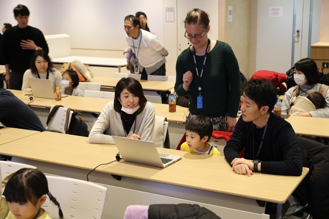 親子で学ぶプログラミングの楽しさ「Hour of Code」