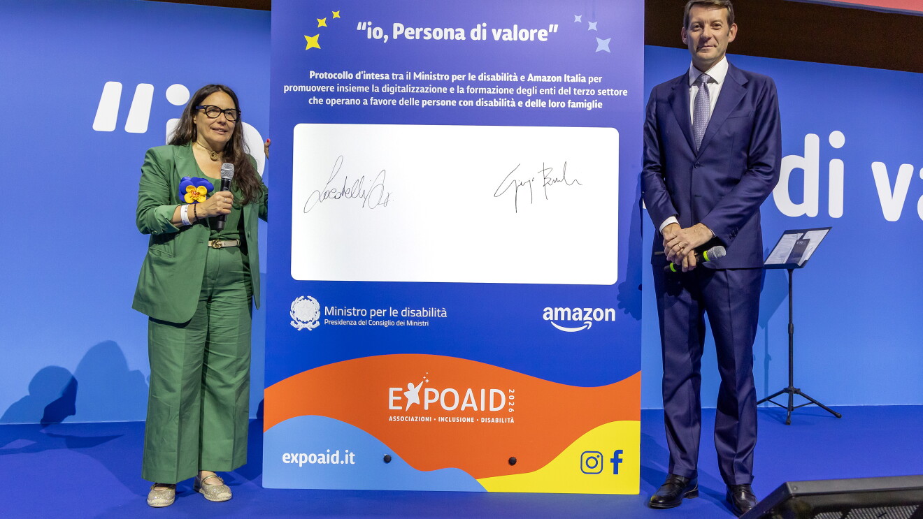 EXPoAID 2026. Giorgio Busnelli, Country Manager Amazon firma un Protocollo d’Intesa con la Ministra per le disabilità della Repubblica Italiana, Alessandra Locatelli.