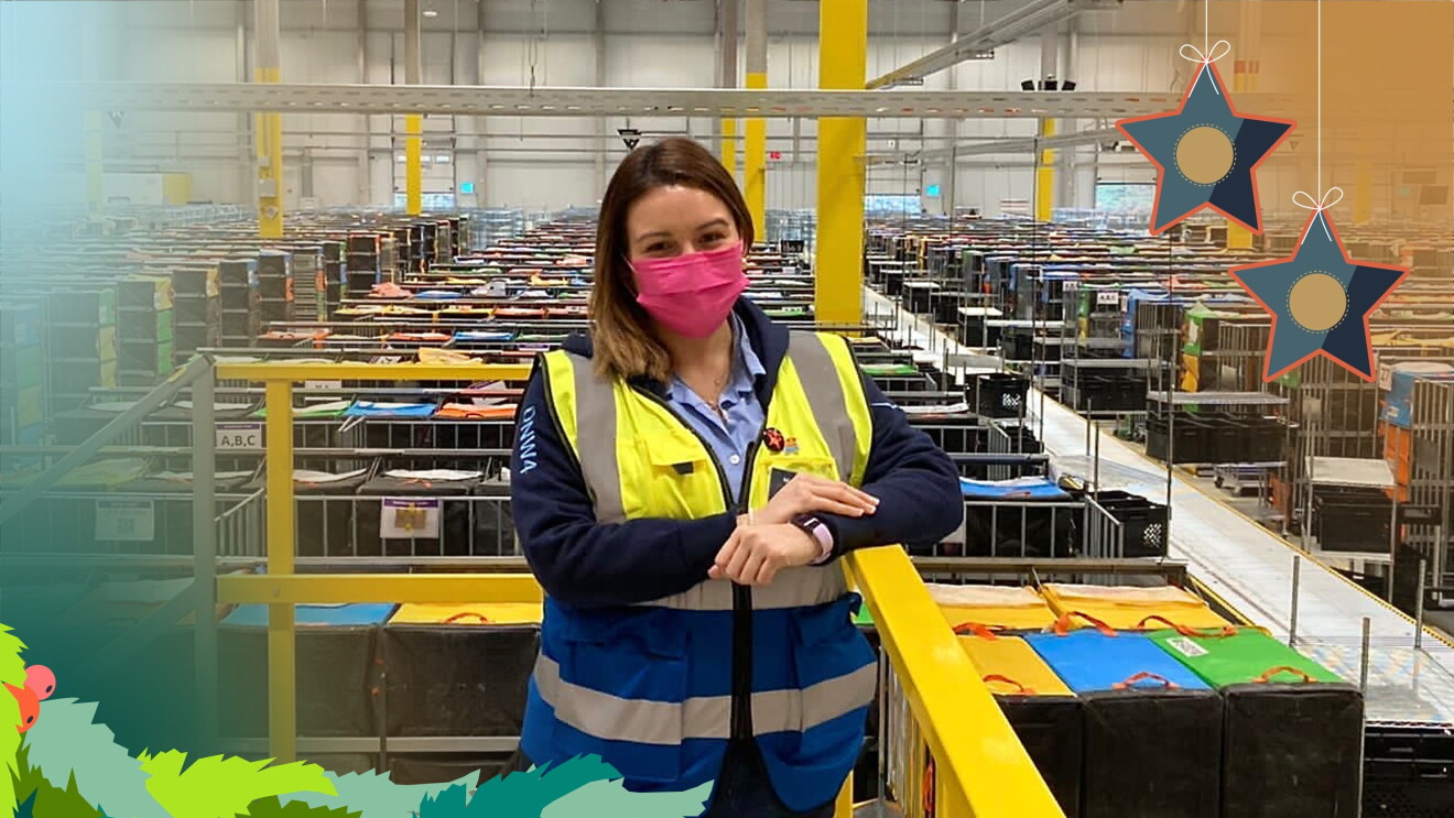 Eine junge Frau im Logistikzenrum.