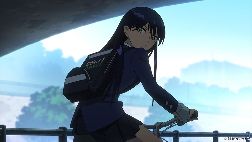 自転車にまたがりトンネルの入り口でこちらを振り返る、制服姿の黒い長髪の少女(ニャアン)。『DELI Eats!』のロゴ入りデリバリーリュックを背負っている。トンネルの外は陽光が差しているため、少女は逆光になっている。