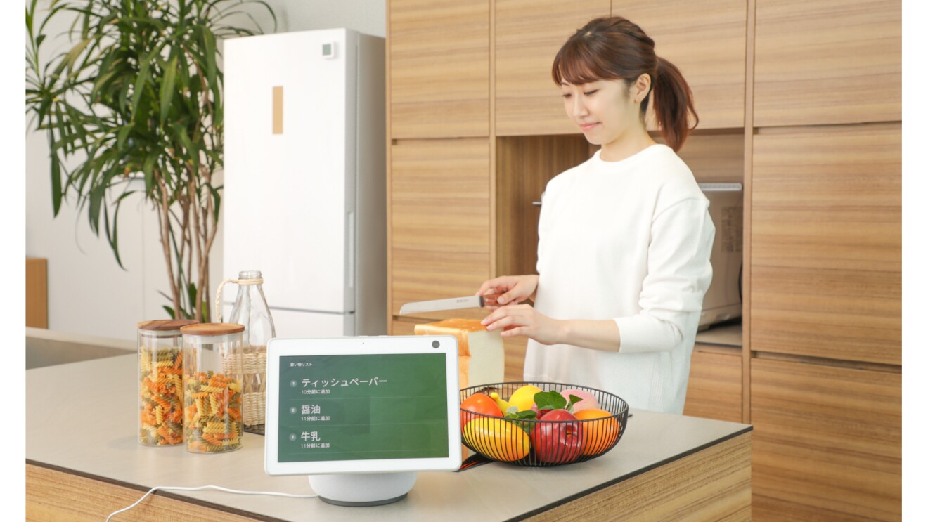 食事の準備中に、声でAlexaに買い物リストの追加をお願いする写真