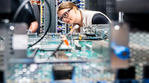 Femme dans un centre de données
